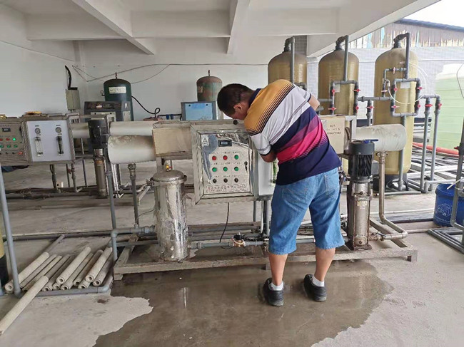 纯水设备维护现场照