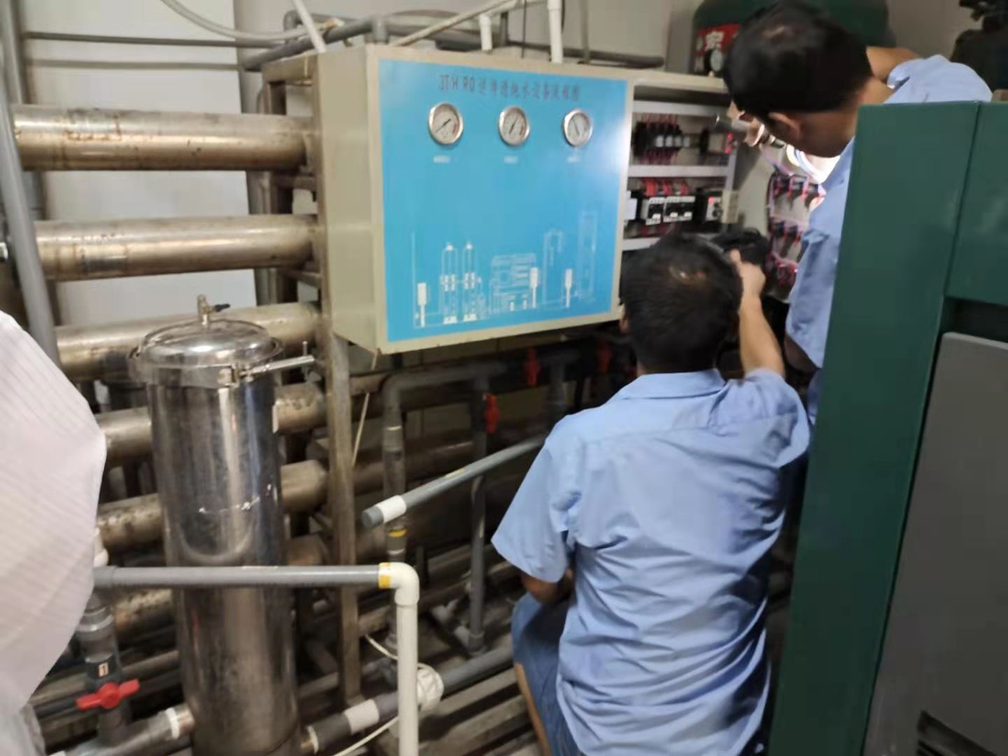 纯水设备维修现场图